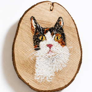 Retrato de gato pintado sobre rodaja de madera